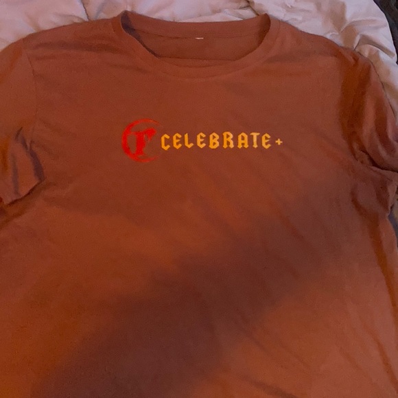 Tiger design tan shirt. Super awesome design! - Picture 1 of 2